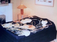 Couvre lit king-size "Lotus fond noir" peint sur soie et matelassé